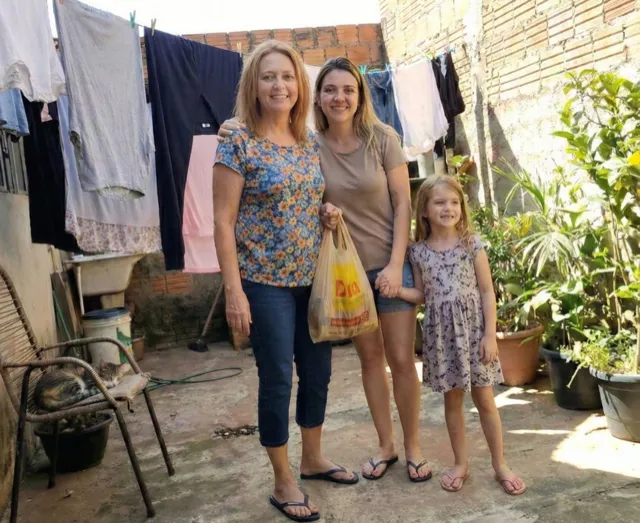 Aparecida, filha e Sara em casa